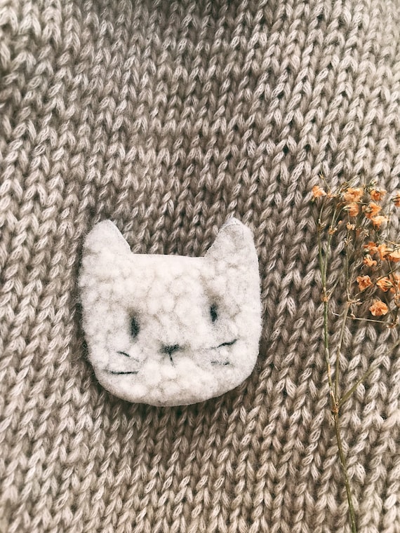 Michou le chat Mi-Chat Mi-Nuage, pretty soft brooch in cozy leather, made and embroidered by hand in France by Tendre Cactus