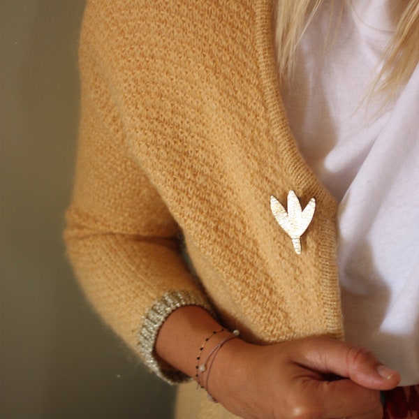 Broche en cuir doré Palou la jolie fleur faite main en France par Tendre Cactus