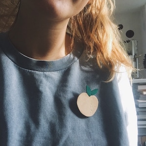 Peachy the peach - handmade brooch