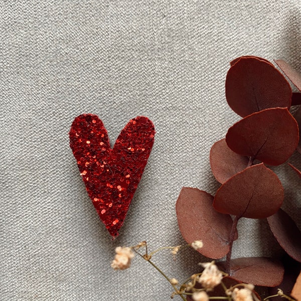 Touli le joli cœur Mini, petite broche à paillettes faite main avec Coeur à La Rochelle par Tendre Cactus
