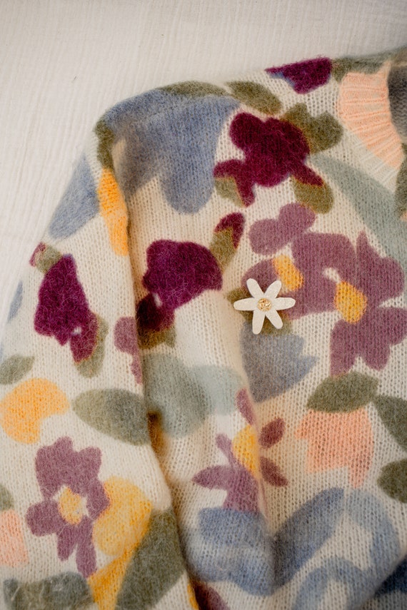 Pépita Pretty Paquerette brooch with sequins, handmade in La Rochelle by Tendre Cactus