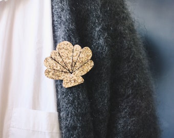 Broche coquillage à paillettes Jacqueline brodée et faite à la main par Tendre Cactus