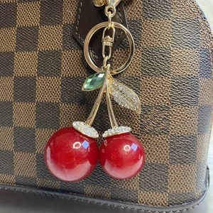 hui05 Crystal Cherry Handbag Pendant Keychain - Exquisite Red Crossbody Bag Accessory with High-Grade Car Accessorizing - 231120