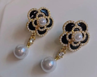 Camellia flower pearl drop earrings black.white