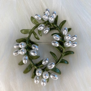 New Pearl Green Wreath Brooch for Women Baroque Trendy Elegant Circle Leaf Brooch Pins Party Wedding Gifts