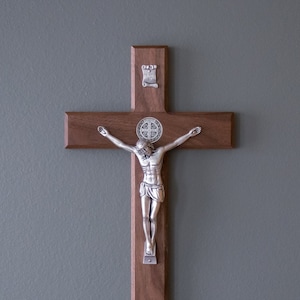 Crucifijo moderno de madera de olivo con estructura de metal plateado de 30 x 16 cm 