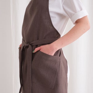 "Close-up of a brown plus size linen apron tied at the waist, perfect for painting and as a thoughtful Mother's Day gift."