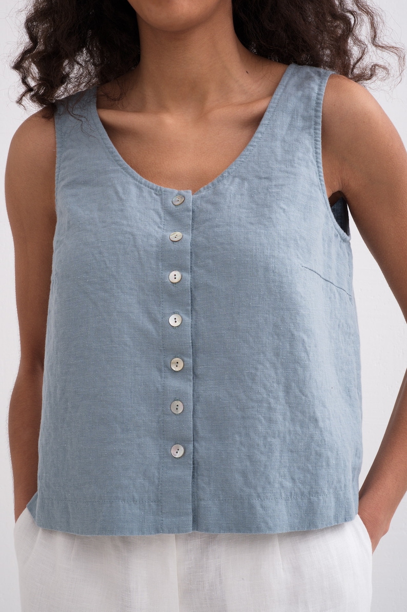 Tapa de lino. Camiseta sin mangas de lino con botones, top sin mangas de lino imagen 3
