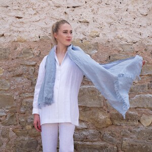 This linen scarf, crafted from washed linen, offers a lightweight feel and classic natural tones.