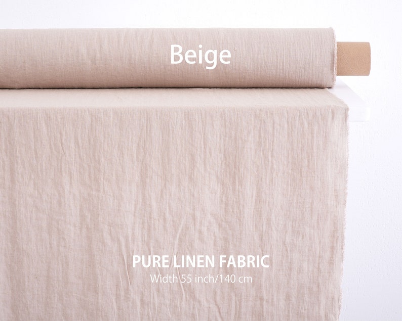 K&ouml;nnte beinhalten: Beigefarbener Leinenstoff-Rollen, 140 cm breit, mit dem Text "PURE LINEN FABRIC" und "Width 55 inch/140 cm" auf dem Stoff.
