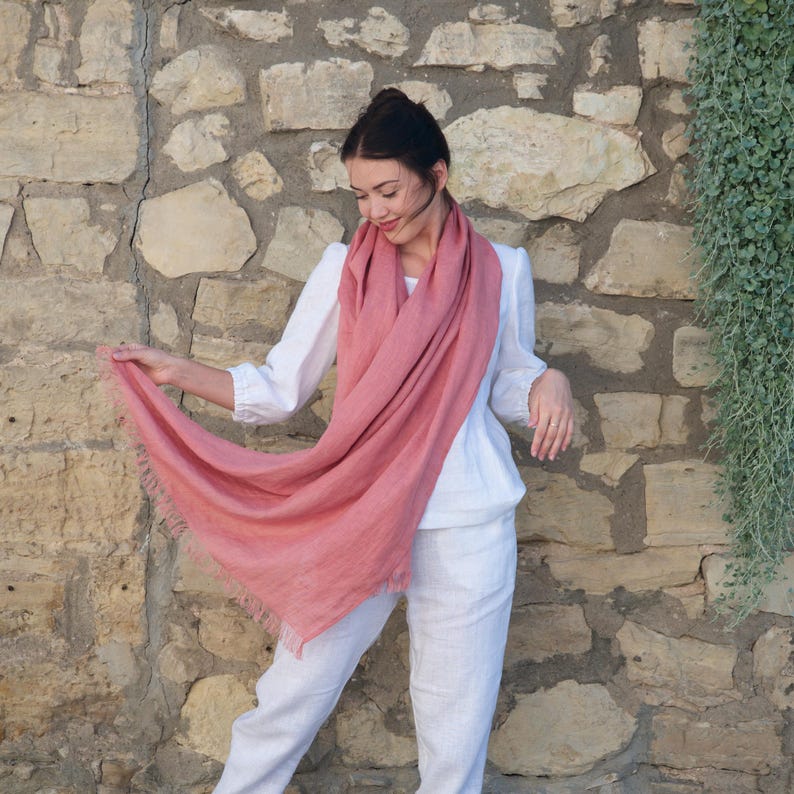 Elegant linen scarf made from washed linen, featuring natural colors for a timeless look.