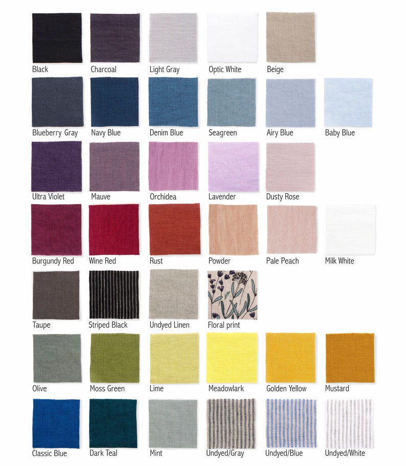 Op de afbeelding: Een kleurenkaart met stofstalen met namen voor elke kleur, waaronder zwart, antraciet, lichtgrijs, wit, beige, blauwgrijs, donkerblauw, denimblauw, zeegroen, lichtblauw, babyblauw, ultraviolette, mauve, orchidee, lavendel, poederroze, bordeauxrood, wijnrood, roest, poeder, perzik, melkwhit, taupe, zwart gestreept, ongebleekt linnen, bloemenprint, olijf, mosgroen, limoen, gele kwikstaart, goudgeel, mosterd, klassiek blauw, donkerblauw, mint, ongebleekt/grijs, ongebleekt/blauw en ongebleekt/wit.