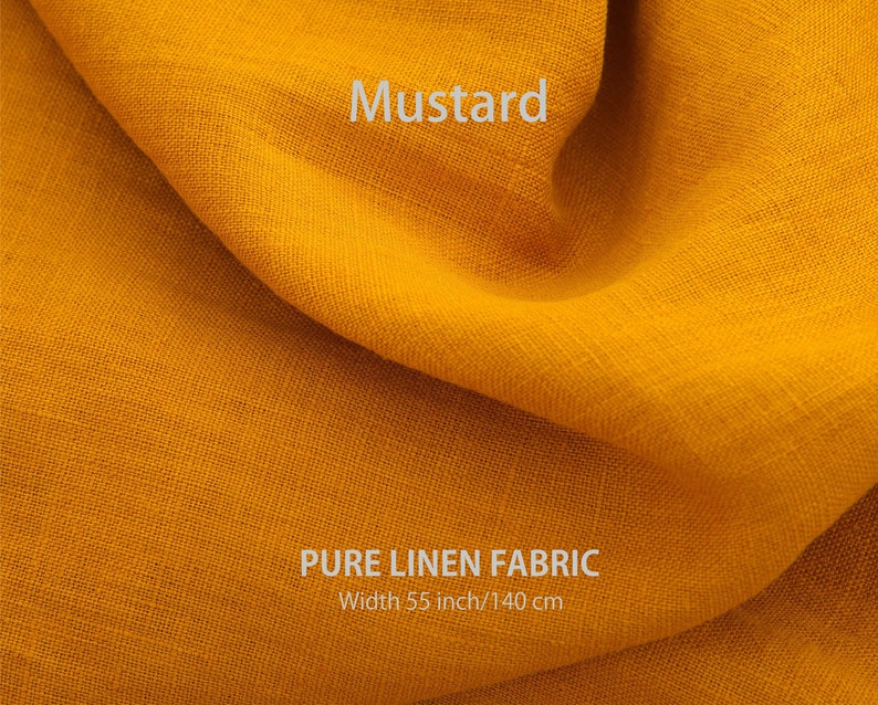 K&ouml;nnte beinhalten: Ein Nahaufnahme von einem senfgelben Leinenstoff. Der Stoff ist gefaltet und hat eine weiche, strukturierte Oberfl&auml;che. Der Text "PURE LINEN FABRIC" und "Width 55 inch/140 cm" ist auf den Stoff gedruckt.