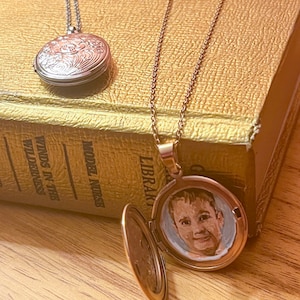 Medallón pintado a mano personalizado, regalo personalizado, pintura en miniatura, retrato de medallón, retrato acrílico, regalo único, día de la madre imagen 5