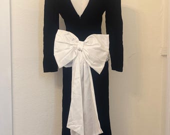 Robe de soirée en velours noir VTG des années 80 avec énorme ceinture blanche coquette, robe de soirée à manches longues avec épaulettes