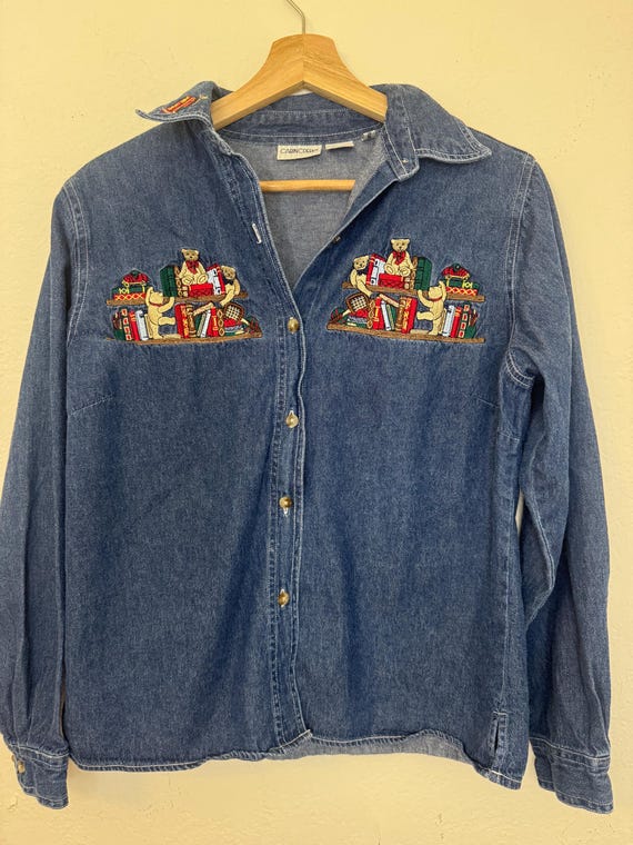 VTG 90s Cabin Creek Denim Shirt w/ Teddy Bear & Book Embroidery – Cottagecore Button-Up