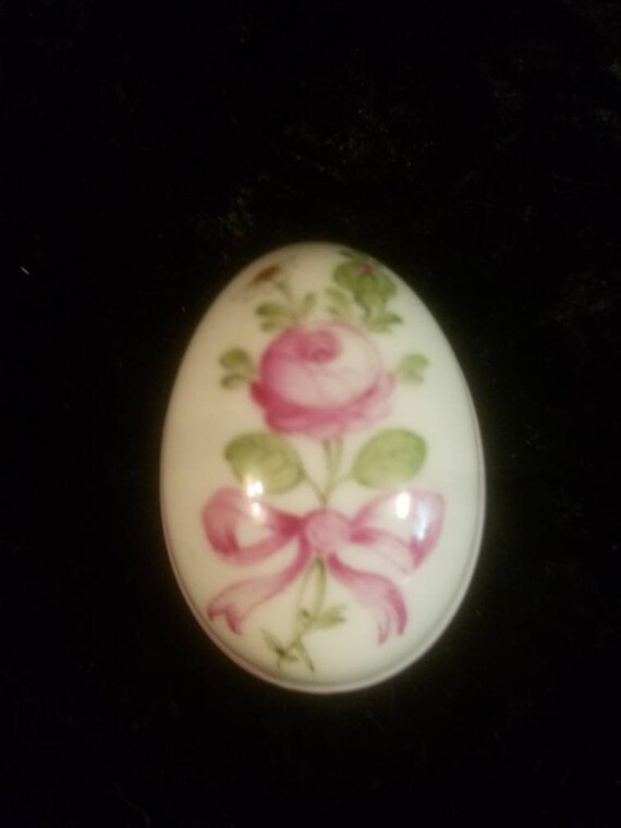 Egg Shaped Ring Box Adorned with Handpainted Pink… - image 7
