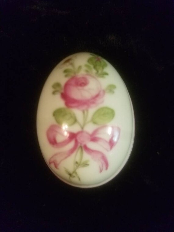 Egg Shaped Ring Box Adorned with Handpainted Pink… - image 1