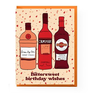 Pu&ograve; includere: Un biglietto d'auguri con sfondo rosso, arancione e bianco che presenta tre bottiglie di alcolici. Le bottiglie sono etichettate con "Campari", "Vermouth" e "London Dry Gin". Il testo "Bittersweet birthday wishes" &egrave; stampato in marrone nella parte inferiore della carta.