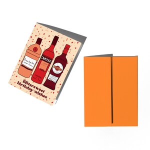 Pu&ograve; includere: Una carta con uno sfondo arancione chiaro e tre bottiglie di liquore. Le bottiglie sono etichettate "Campari", "London Dry Gin" e "Vermouth". Il testo "Bittersweet birthday wishes" &egrave; stampato sulla carta.