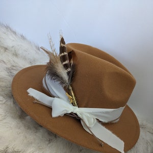 Può includere: Un set di tre tazze in ceramica con finitura opaca e macchiettata. Le tazze sono nei toni del crema, marrone chiaro e marrone scuro. Ogni tazza ha un design semplice e minimalista.