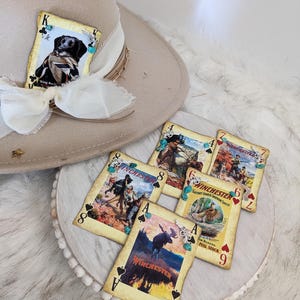 Karta do gry Winchester Cowboy z akcentami z turkusowego kamienia. Karta kowbojska do kapelusza. Akcesorium do kapelusza