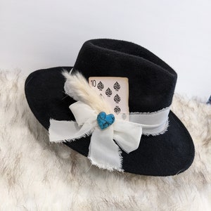 Cinta para sombrero con forma de corazón personalizada. Cinta de gasa, pluma estilo boho, naipe y broche con tachuela turquesa. ¡Añádela a tu sombrero favorito! Accesorio para sombrero/broche para sombrero