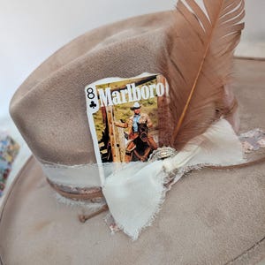 Carte à jouer Marlboro Cowboy avec bordure dorée ou argentée.  Carte à jouer homme Marlboro sur son cheval. Carte de cow-boy pour chapeau.