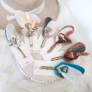 Può includere: Una tazza di ceramica bianca con manico nero e la scritta "But First, Coffee" in nero, con un carattere a mano. La tazza è su una superficie bianca.