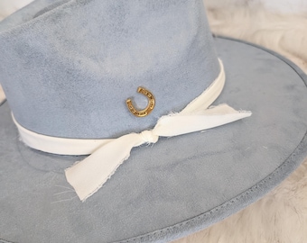 Pin de herradura de la suerte para gorra. Pin de herradura para solapa. Pin de herradura para gorra de camionero.