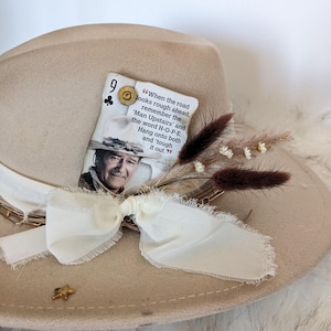 La carte à jouer Duke Cowboy pour votre chapeau avec un boîtier recyclé !  Carte de cow-boy pour chapeau. La carte originale du cow-boy
