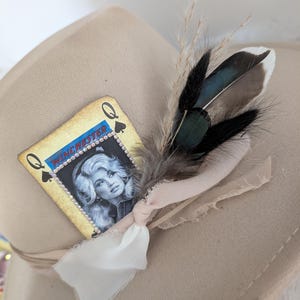 Carta de jogo Cowgirl para colocar no seu chapéu. Carta de cowboy para chapéu. Carta de cowgirl com strass para chapéu