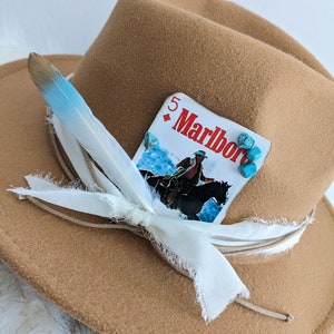 Karta do gry Marlboro Cowboy z akcentami z turkusowego kamienia. Karta do gry Marlboro Man on his Horse. Karta do gry Cowboy na kapelusz. Akcesorium do kapelusza