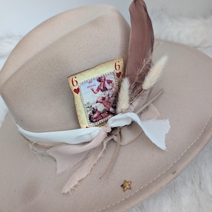 Cowgirl Spielkarte zum Einstecken in den Hut. Cowboykarte für Hut. Cowgirl-Karte mit Strasssteinen