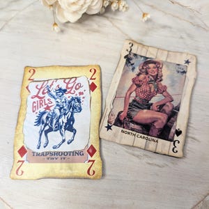 Wild Cowgirl-speelkaart om in je hoed te plakken. Cowboykaart voor hoed.  Wilde veedrijfsterkaart!