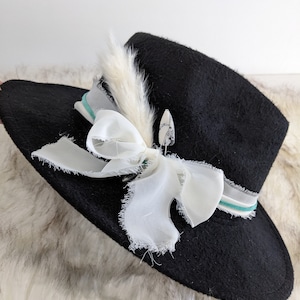 Kundenspezifisches Boho Hutband. Chiffonband, türkise Wildlederschnur und Speer Pin. Fügen Sie Ihrem Lieblingshut hinzu! Hut Accessoire