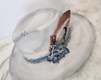 Op maat gemaakte cowboyhoed van vegan suède met handgebrande bloemen/cowboyhoed/aangepaste cowboyhoed