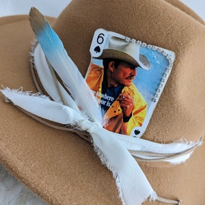 Marlboro Cowboy Spielkarte mit Strassakzent auf den Ecken. Cowboykarte für Hut. Cowboy Karte für Hut