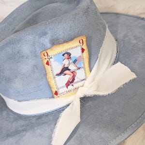 Carte à jouer cow-girl patriotique à coller dans votre bandeau. Carte de cow-boy pour chapeau. Carte de cow-girl en strass pour chapeau