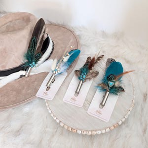 Può includere: Una tazza di ceramica bianca con manico nero e la scritta "But First, Coffee" in grassetto nero. La tazza è posta su uno sfondo sfocato, che suggerisce un'atmosfera accogliente.