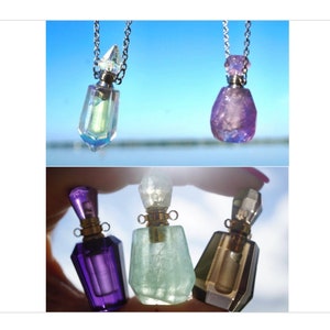 Pu&ograve; includere: Tre flaconi di profumo in vetro di cristallo con tappi dorati e catene argentate. I flaconi sono riempiti con un liquido trasparente e hanno una variet&agrave; di colori, tra cui viola, verde e trasparente.