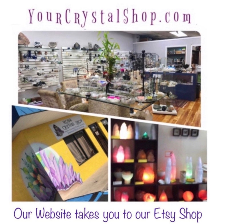 Puede incluir: Un collage de im&aacute;genes que muestran una tienda de cristales. La primera imagen muestra el interior de la tienda con estantes llenos de cristales, joyas y otros art&iacute;culos. La segunda imagen muestra el exterior de la tienda con un mural de cristales morados. La tercera imagen muestra un estante con l&aacute;mparas de sal del Himalaya de varios tama&ntilde;os y colores.