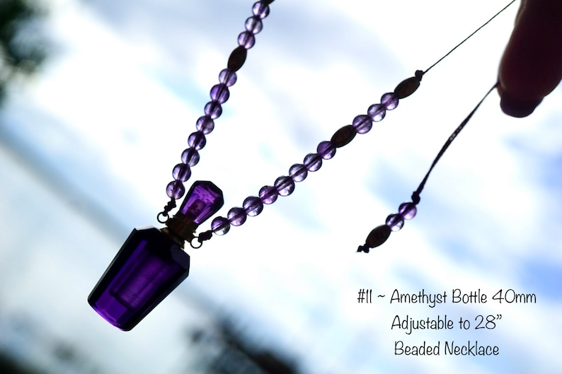 Pu&ograve; includere: Collana di perline di ametista viola con un ciondolo a forma di bottiglia di ametista da 40 mm. La collana &egrave; regolabile a 71 cm.