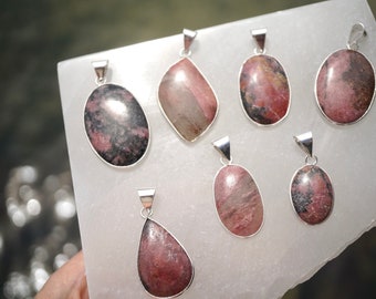 Ciondolo in rodonite burattata - Questo cristallo curativo contiene manganese ~ Gioielli in rodonite