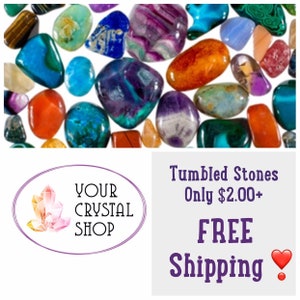 Pu&ograve; includere: Assortimento di pietre levigate in vari colori, tra cui verde, blu, viola, rosso e arancione. Le pietre sono lisce e lucidate e sono disposte in uno schema casuale. L'immagine include anche il testo "Your Crystal Shop" e "Pietre levigate Solo $ 2,00+ Spedizione GRATUITA".