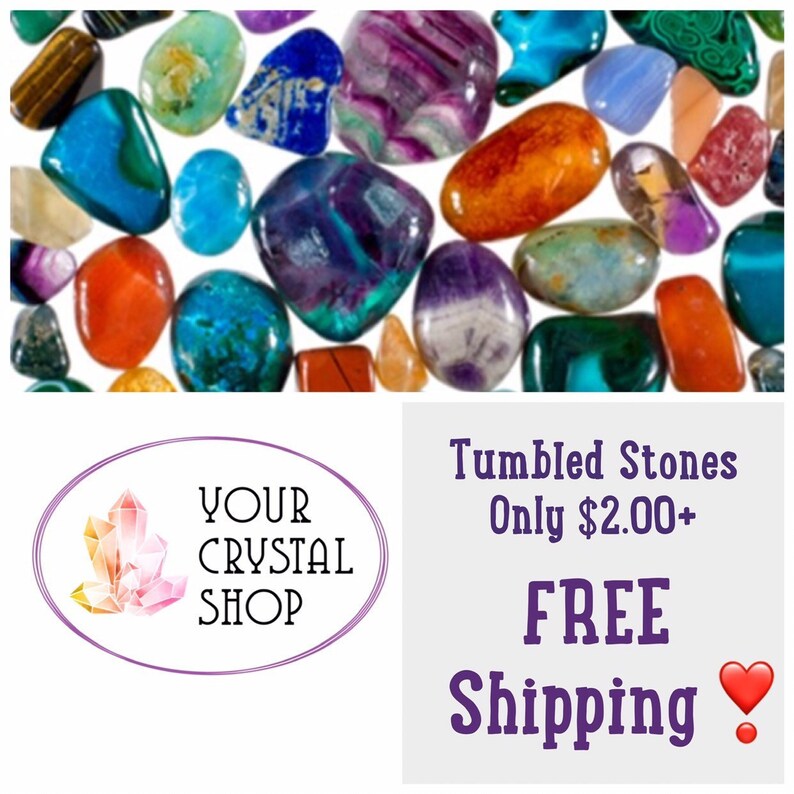 Pu&ograve; includere: Assortimento di pietre levigate in vari colori, tra cui verde, blu, viola, rosso e arancione. Le pietre sono lisce e lucidate e sono disposte in uno schema casuale. L'immagine include anche il testo "Your Crystal Shop" e "Pietre levigate Solo $ 2,00+ Spedizione GRATUITA".