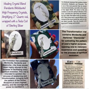Puede incluir: Cuatro viales de vidrio que contienen diferentes cristales, cada uno envuelto en alambre de plata y suspendido de una cadena de plata. Los viales est&aacute;n etiquetados como "Evoluci&oacute;n", "Transformaci&oacute;n", "Kwan Yin" y "Viajero de Moldavita". Cada etiqueta incluye una descripci&oacute;n de los cristales y sus propiedades.