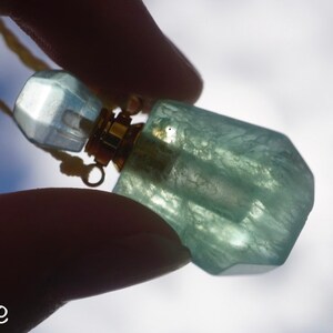 Pu&ograve; includere: Un ciondolo a forma di bottiglia in cristallo di fluorite verde con tappo dorato e catena di perline. #11