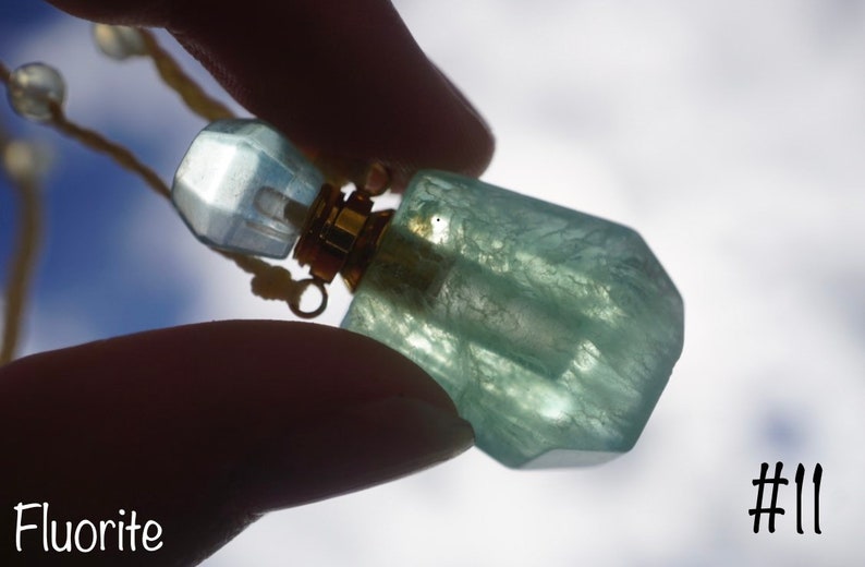 Pu&ograve; includere: Un ciondolo a forma di bottiglia in cristallo di fluorite verde con tappo dorato e catena di perline. #11