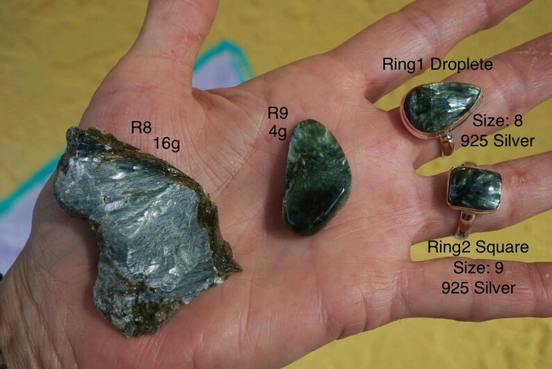K&ouml;nnte beinhalten: Eine Hand zeigt verschiedene Edelsteine und Ringe. Zwei Ringe sind sichtbar, einer tropfenf&ouml;rmig und einer quadratisch, beide mit gr&uuml;nen Steinen und 925er Silberfassungen. Die Ringe haben die Gr&ouml;&szlig;e 8 und 9. Zwei rohe Edelsteine sind ebenfalls abgebildet, einer wiegt 16g und der andere 4g.